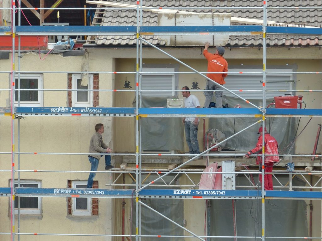 Jak na rychlou a kvalitní rekonstrukci? Vsaďte na správné lešení!