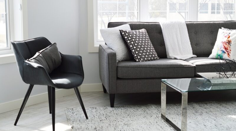 Komplexní průvodce čištěním koberců a sedaček v Brně living room, chair, sofa