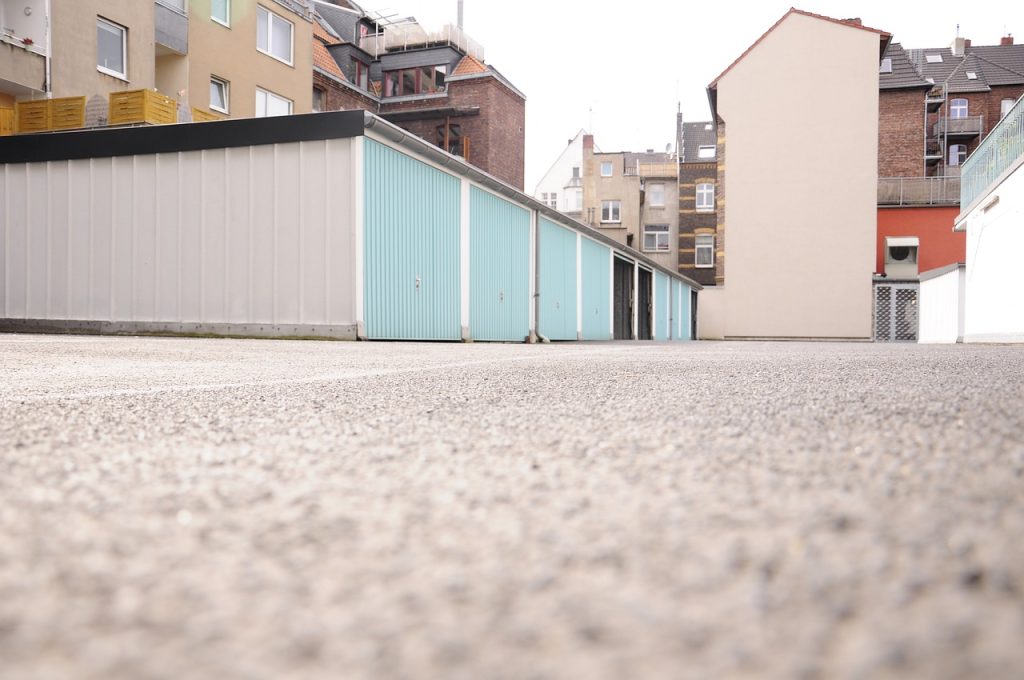 Garage Backyard Urban Street - nevoirailleursquepartout / Pixabay