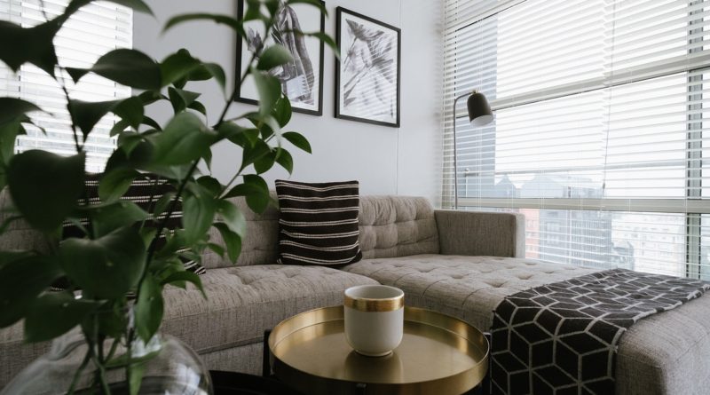 Living Room Couch Sofa Upholstery - maxfranke / Pixabay
