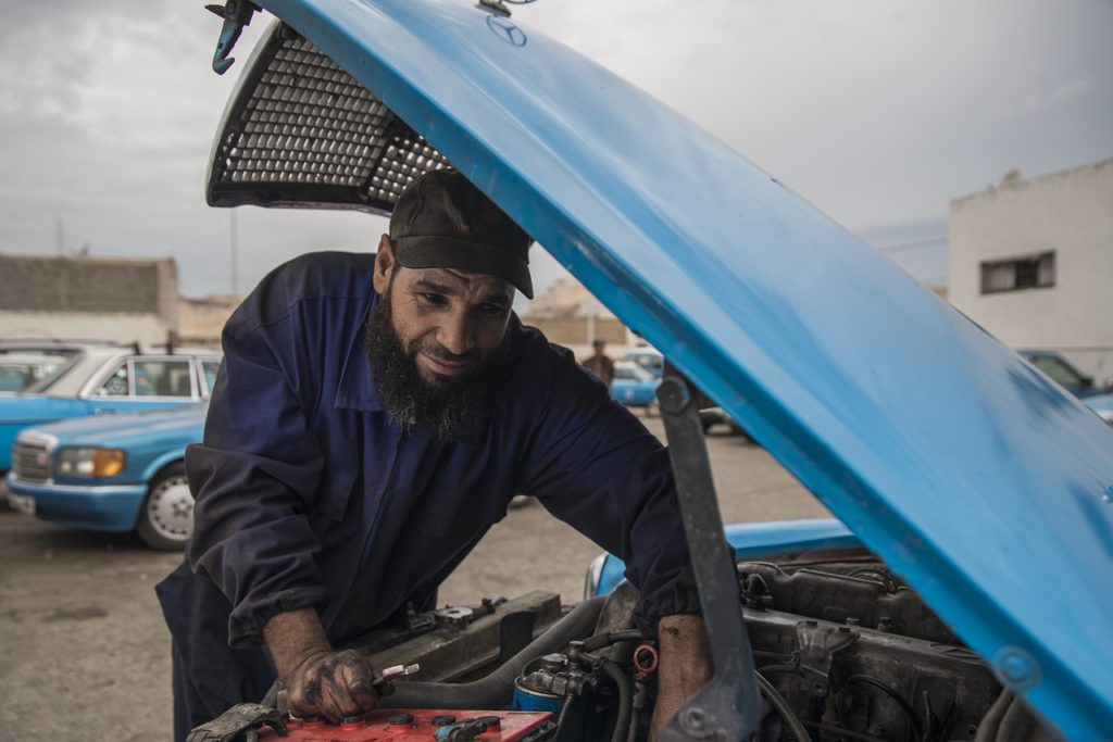 Mechanic Mercedes Blue Taxi - lgellardo / Pixabay