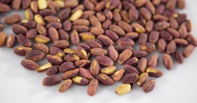 Pistachios Nuts Food Dried Nuts  - Engin_Akyurt / Pixabay