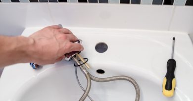 Plumber Repair Tap Battery  - jarmoluk / Pixabay