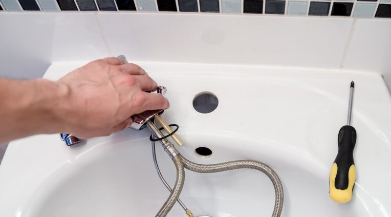 Plumber Repair Tap Battery - jarmoluk / Pixabay