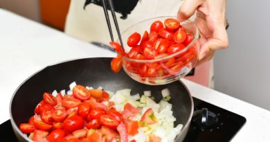 Tomatoes Pan Cooking Onion Kitchen  - MYCCF / Pixabay