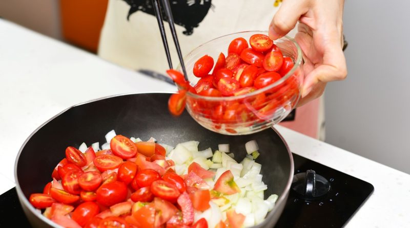 Tomatoes Pan Cooking Onion Kitchen  - MYCCF / Pixabay